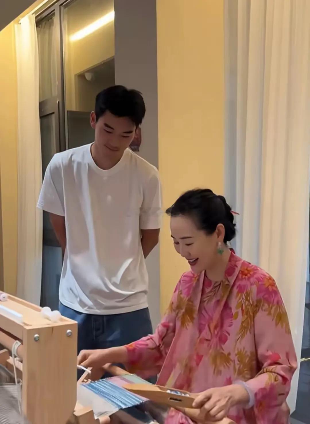 林依轮为大儿子林子濠庆生，和哥哥姐姐共用一张脸，妈妈坐轮椅但慈祥贵气……​​​