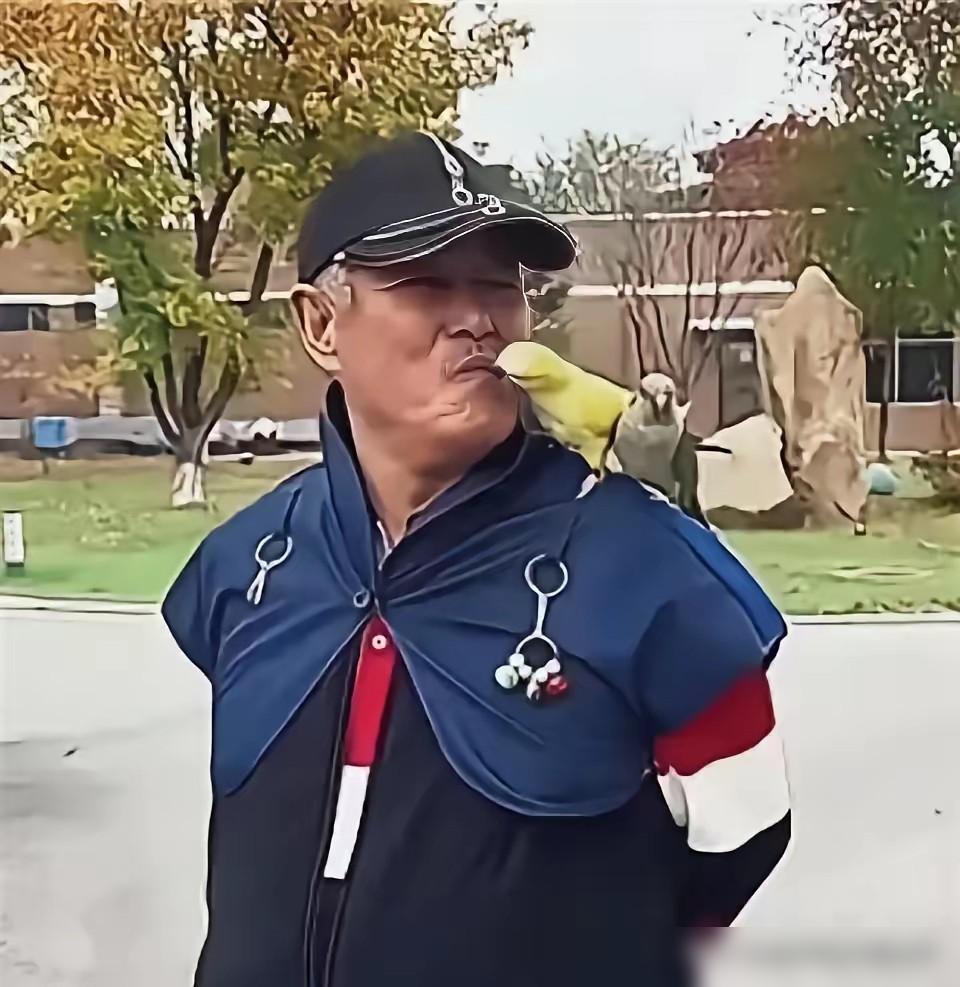 昨天三亚网友偶遇赵本山的视频，直接炸上热搜！69岁的他彻底退隐，定居三亚过起