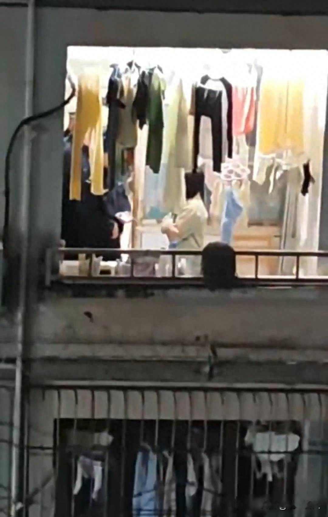 凌晨爬窗，女生受伤，留学生跑路？2024年10月25号凌晨两点多，三峡大学南