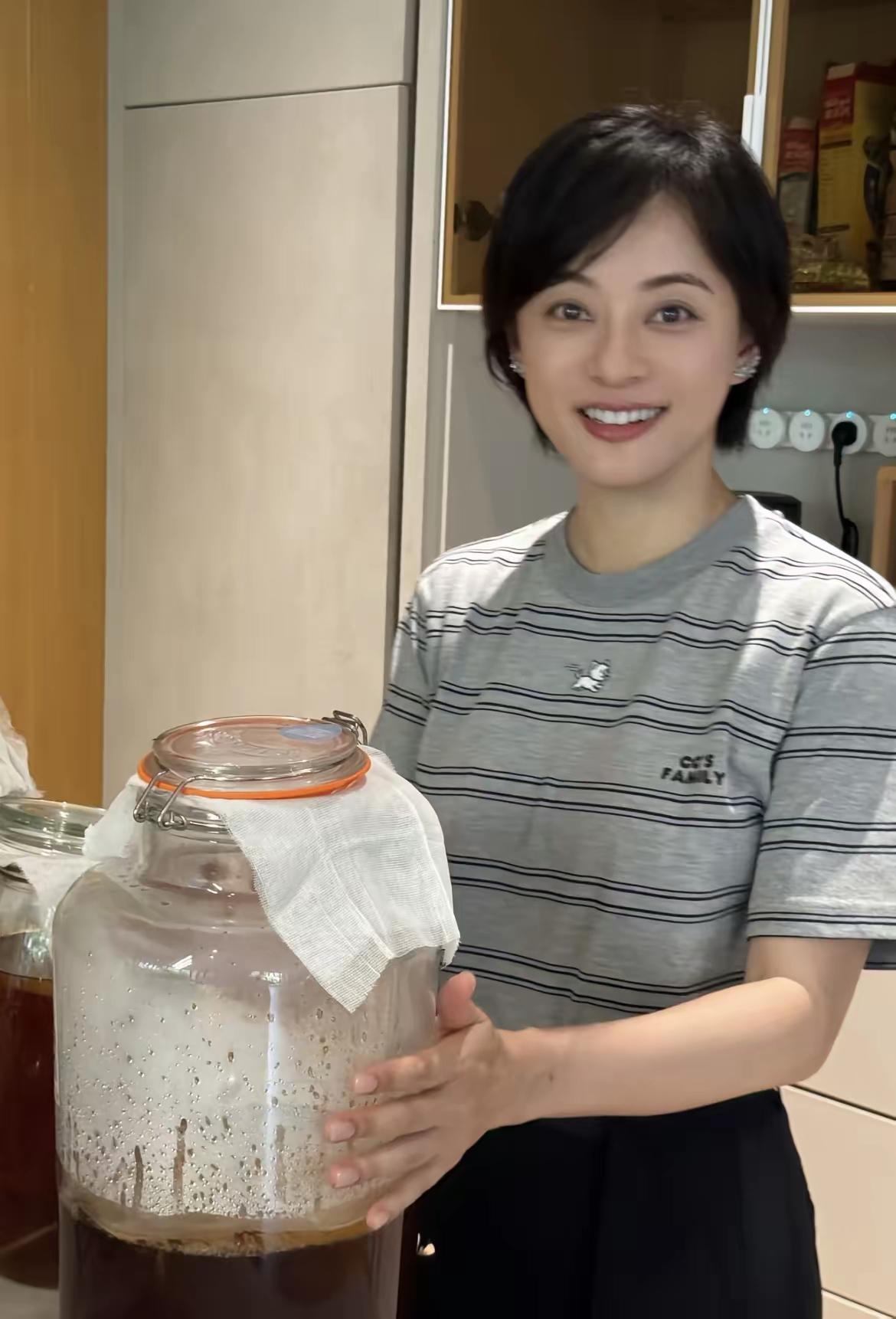 孙俪这回露面，我看了好几遍，确实不太一样了。眼睛不鼓了，发腮也没了，整个人像