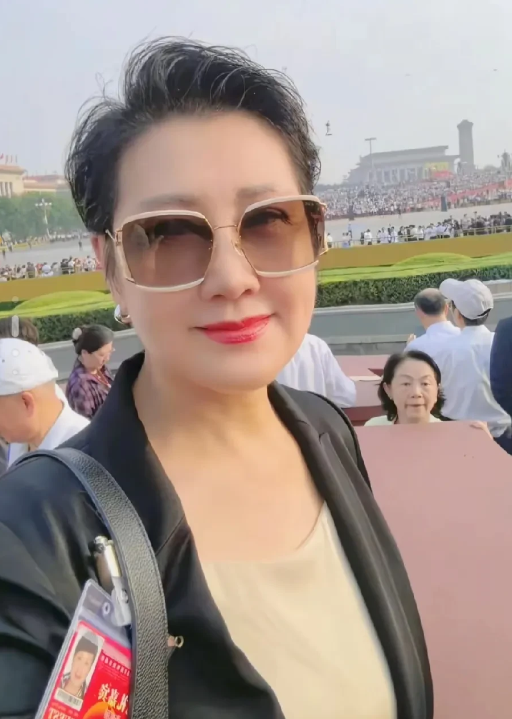 9月3日，张凯丽现身天安门阅兵现场。她身着一套黑色西装套装，头发用发油和发蜡梳成