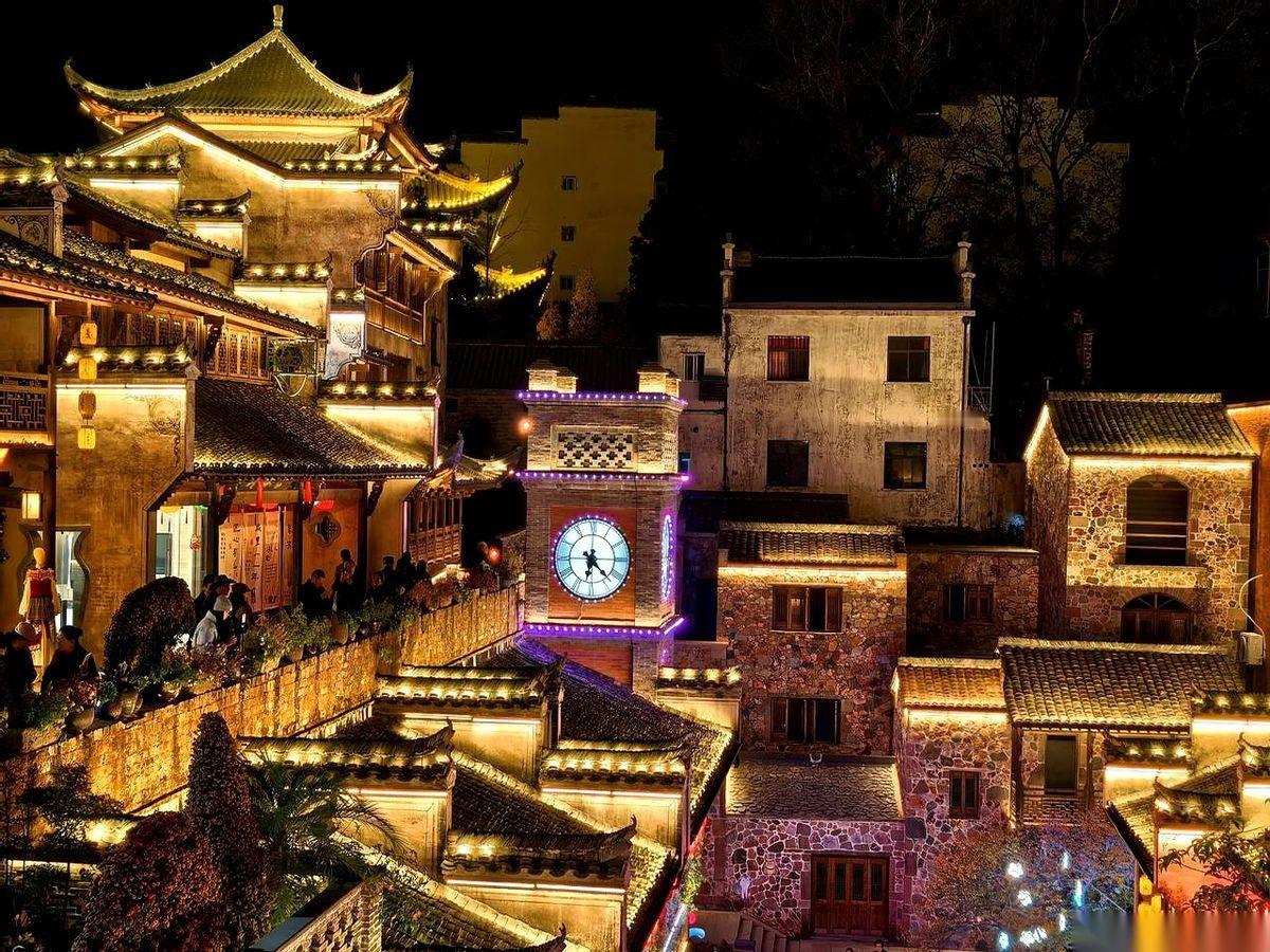 大晚上，你拿手机对着马路对面的路灯。你觉得你能拍到啥？一个光晕，对吧？撑死是个