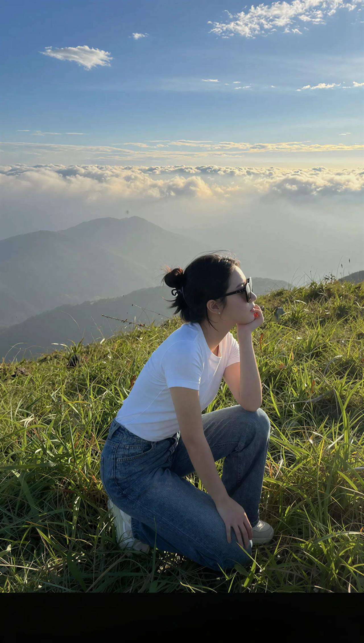 山顶俯瞰云海，静享美好时光