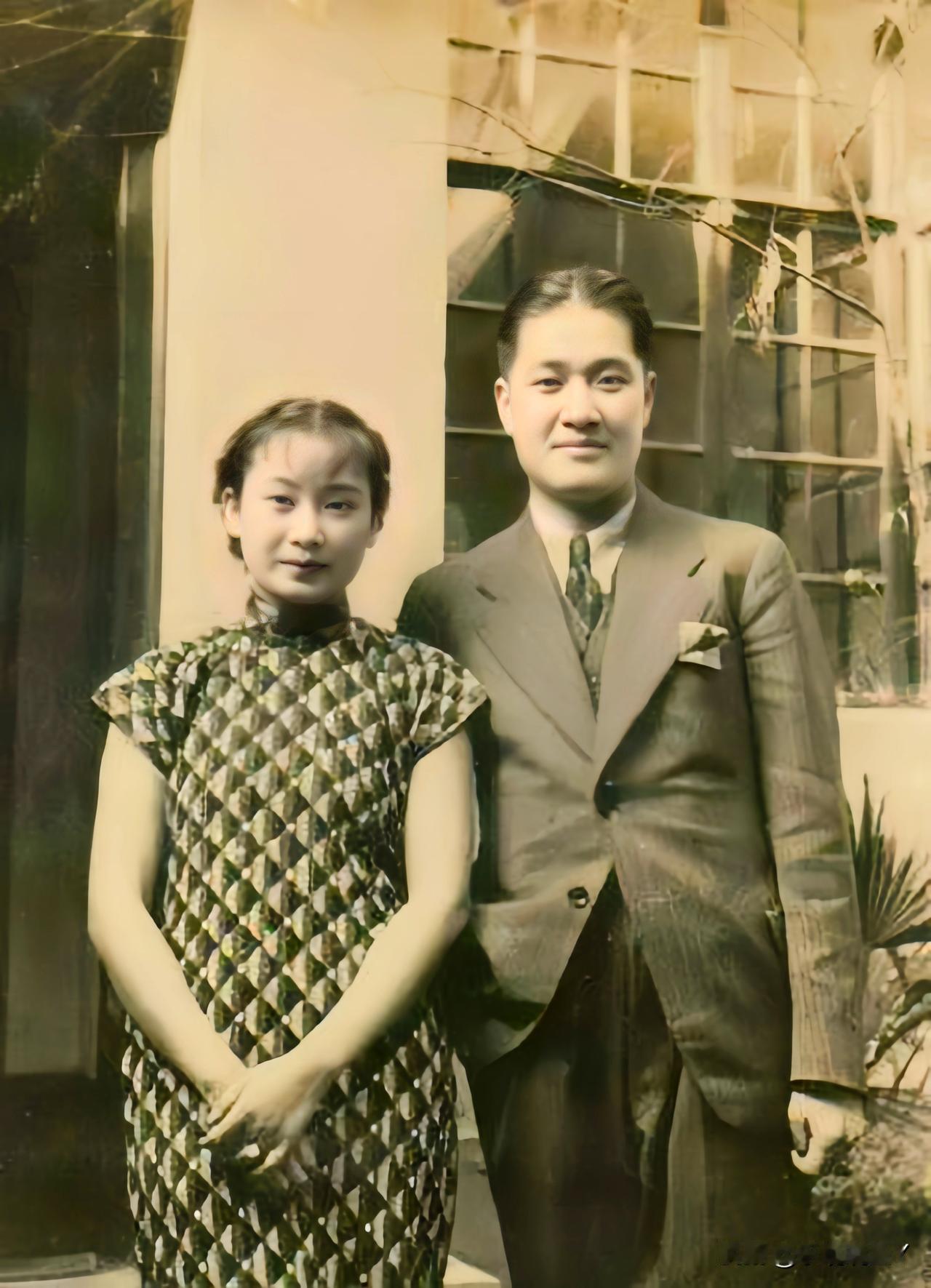 这是1930年代胡蝶与其丈夫潘有声年轻时候在上海留下的一张合影，大伙儿好好看看！
