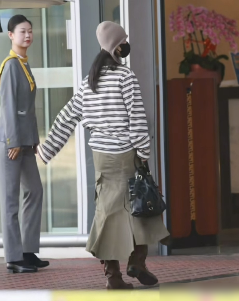 飞天奖颁奖夜，杨紫没去争视后，转头现身桂林商演，结果生图一出，粉丝又被造型气炸了！从黑粗眼线画成西门
