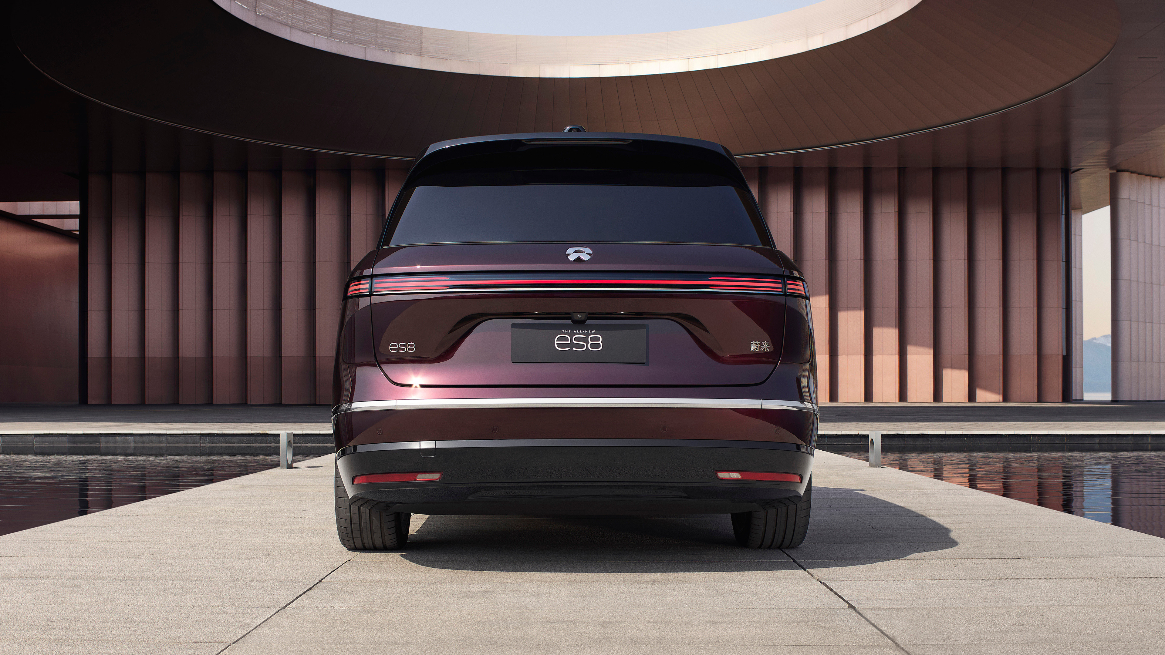 蔚来全新es8新配色上线，M42星云红，这个配白色内饰绝对好看，选装价一万块