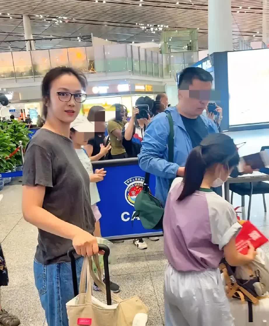 终于知道汤唯为什么能让韩国的大导演为之着迷了！被偶遇的汤唯，穿着简单朴素，遇见有