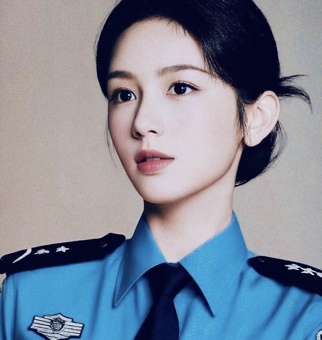 周也和李一桐，制服的诱惑！你更吃谁的颜？