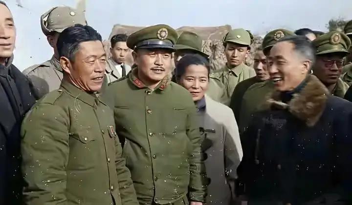这是1948年冬，淮海战役陈官庄战场，邱清泉兵团救援黄百韬，对老蒋谎称取得潘塘大