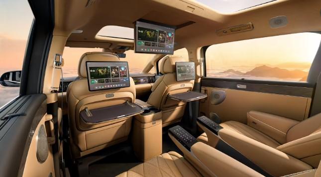 今天比亚迪放出了第二代腾势D9的内饰官图，明天开启预售。内饰变化不小，前排换成