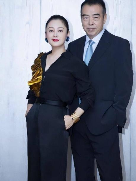 当年，陈凯歌带陈红去澳大利亚玩，在逛奢侈品店时，店员十分惊讶地对陈凯歌说：“先生