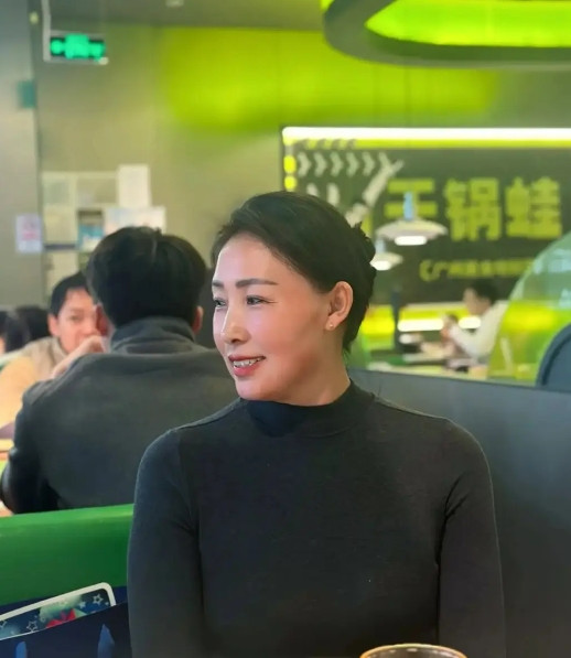 约了朋友他妈出来喝酒，阿姨微醺的状态还是蛮好看的