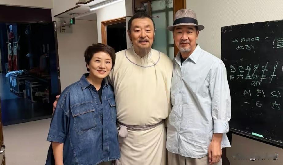 这张新鲜出炉的合影里，张国立与邓婕这对相伴多年的佳偶，特意腾出空闲前往北京人艺探