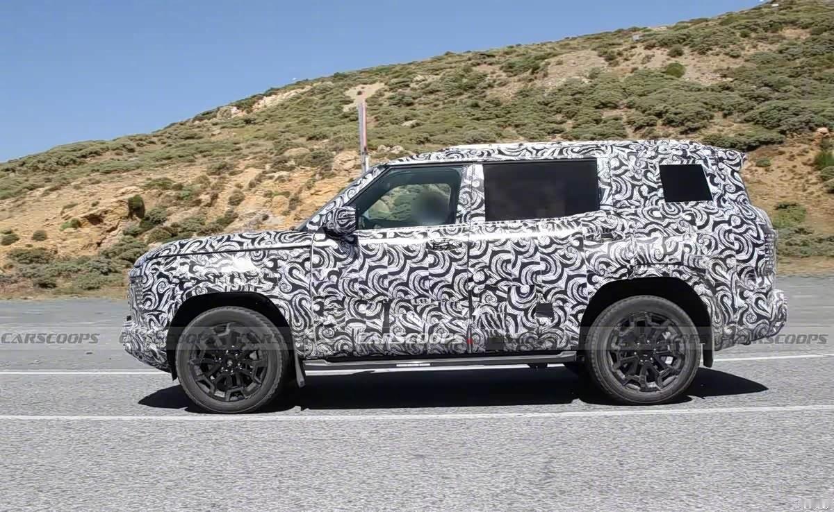 全新帕杰罗谍照，三菱可能会重启Pajero，今年发布这款全新SUV。作为老车主，