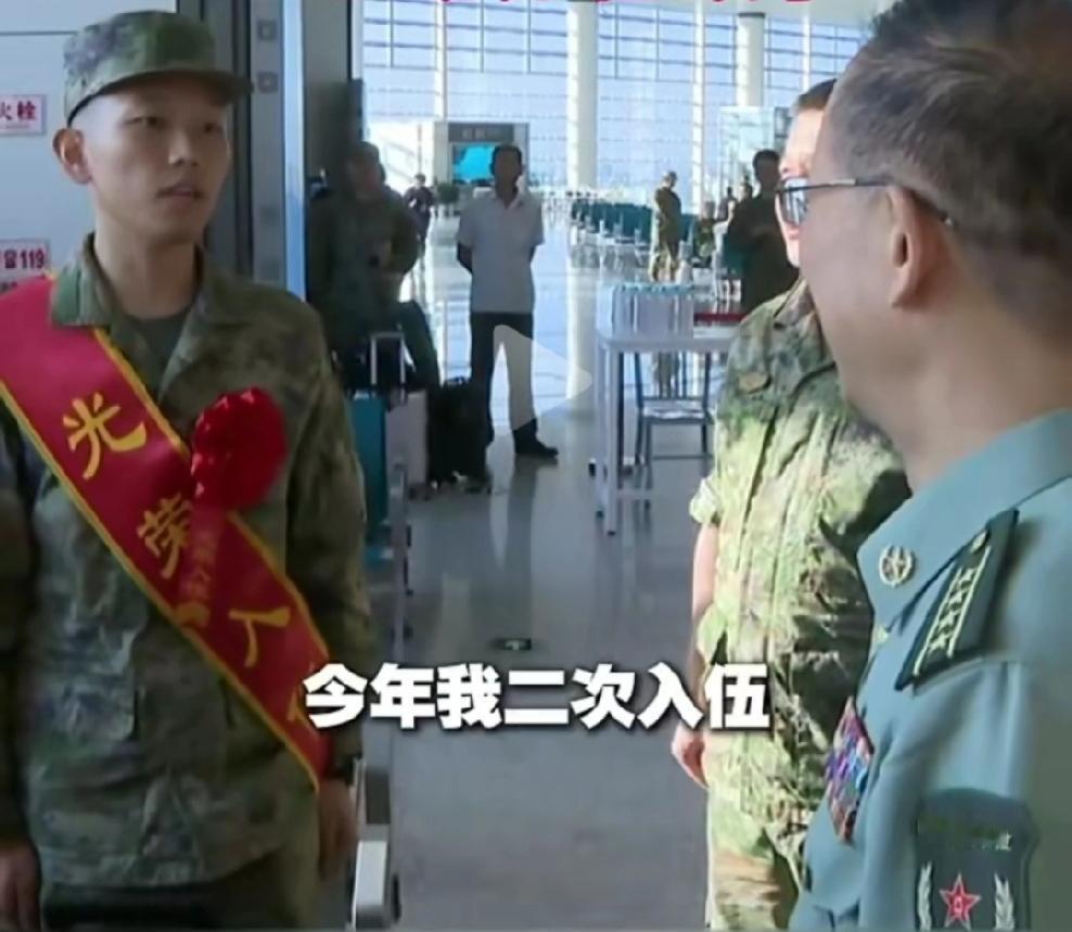 苏州小伙二次入伍，当被问到为啥二次入伍时，他说了一句“兵没当够”，现场立马掌声一