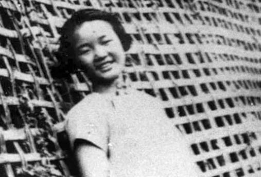 1945年，女囚张露萍被监狱长单独带到办公室，监狱长色眯眯的说道：“只要你从了我