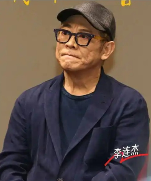 李连杰：“我敢拍着胸脯说，我从来没有做过一件对不起中华民族的事”。主持人问道：“