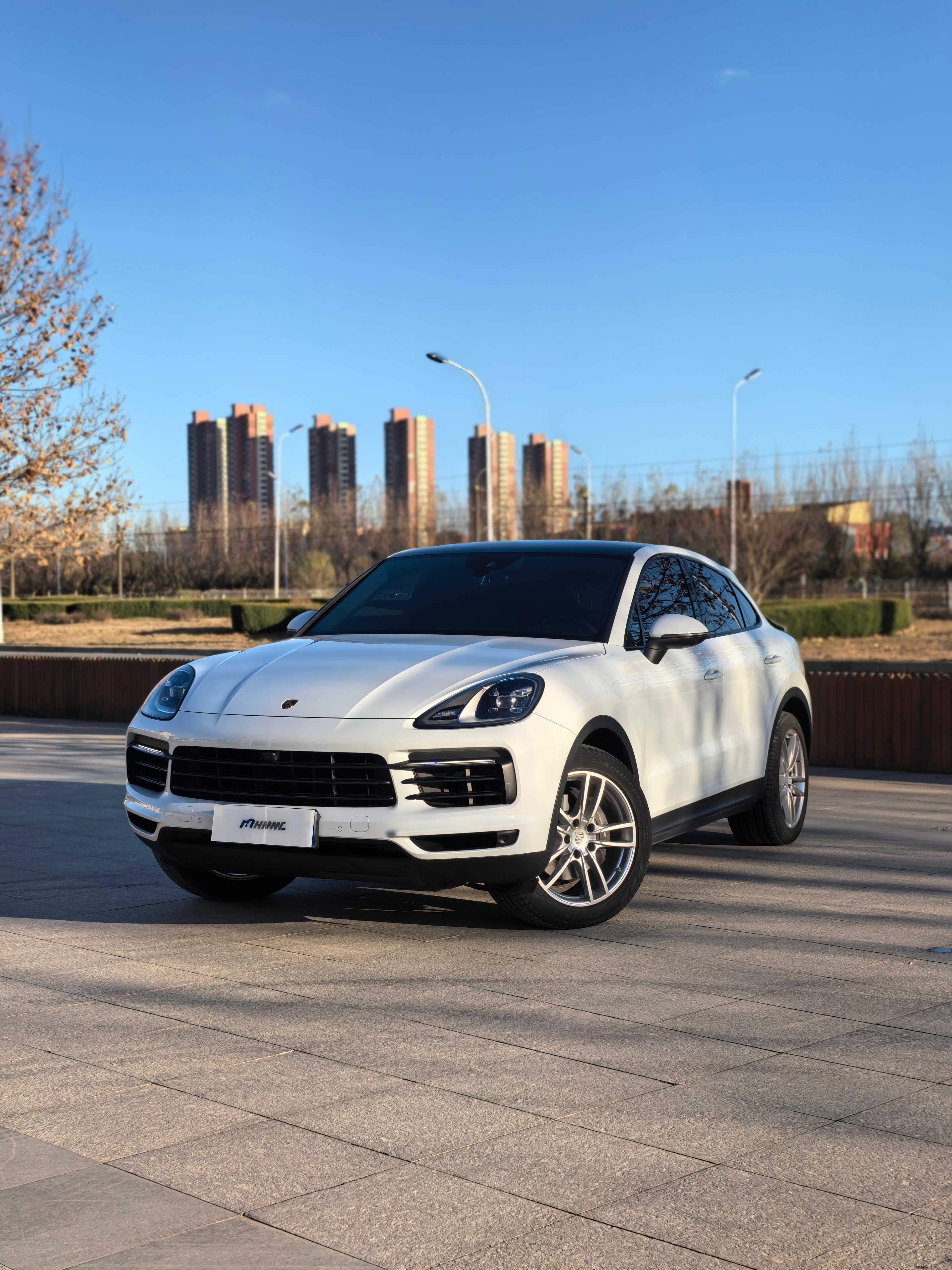 同事整回来个卡宴Coupe这类车几年前绝对会很想开一段时间感受下，毕竟跑车品牌