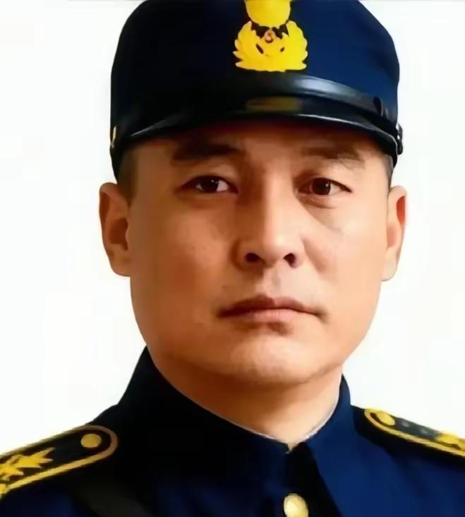 1947年，国军军长黄翔得知儿子被军统抓走了，他彻底愤怒，一把推开桌上的作战地图