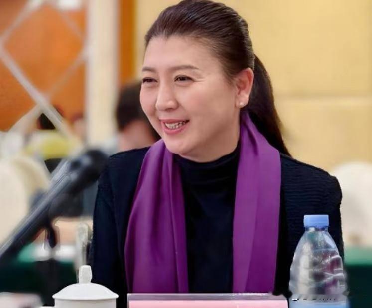 看了闫学晶的反思，挺有感触。人一习惯被捧着，容易飘，说话做事不小心就带出轻视。但