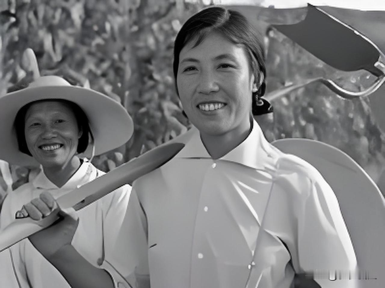 1980年，33岁的郭凤莲被叫进大寨党支部办公室。上级来人念了一份调令：免去大寨