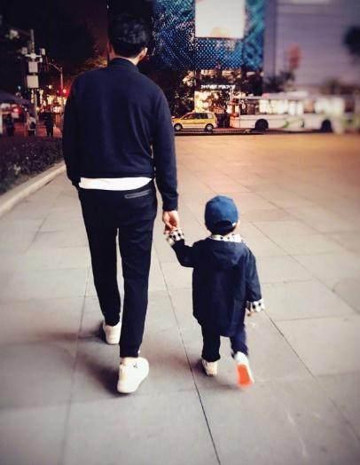 靳东儿子初上幼儿园, 妈妈李佳哭的稀里哗啦! 如何解决母子分离症?