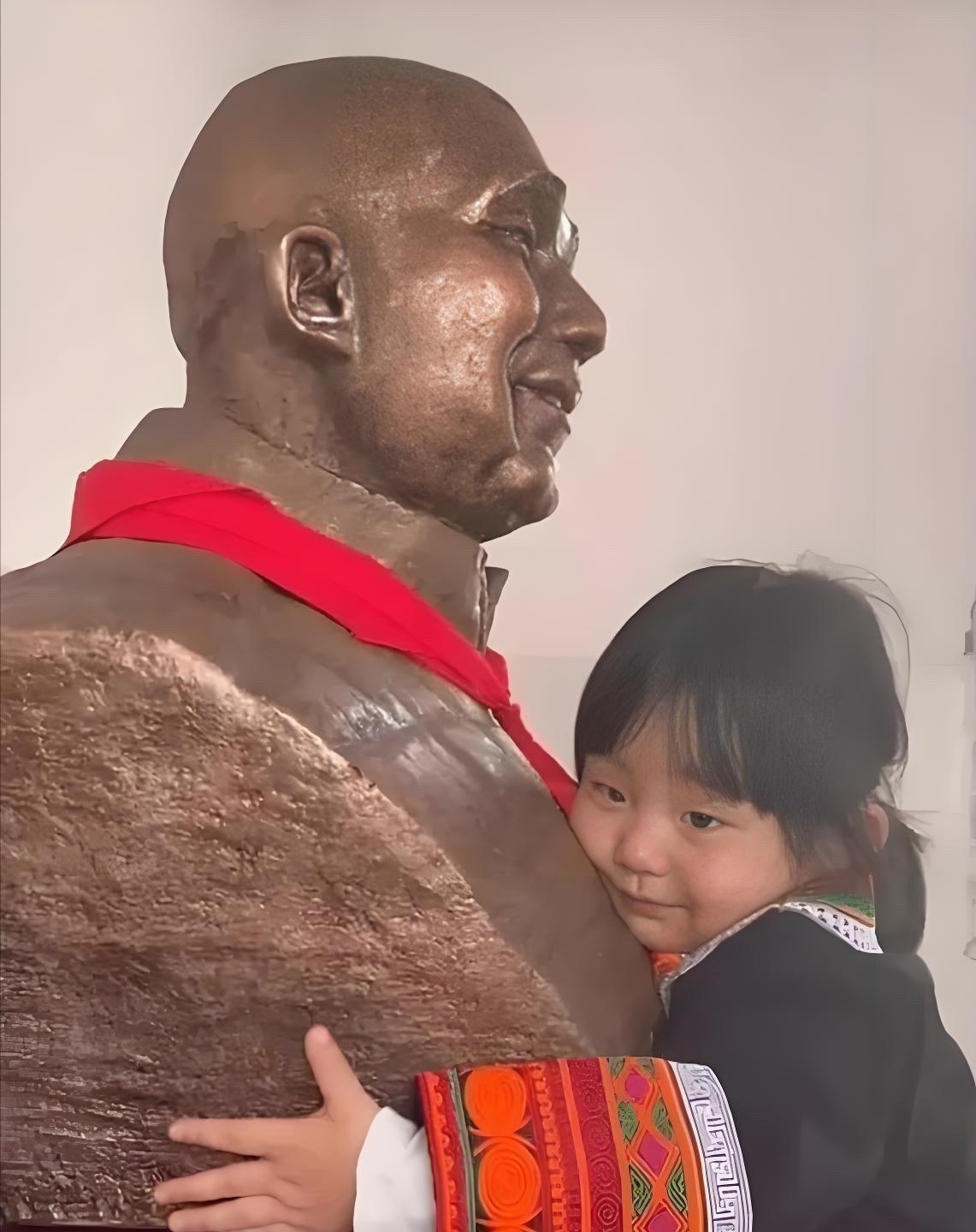 2021年，四川成都1女子带着3岁的女儿到大凉山景区。谁料，两人走到一座石像前，