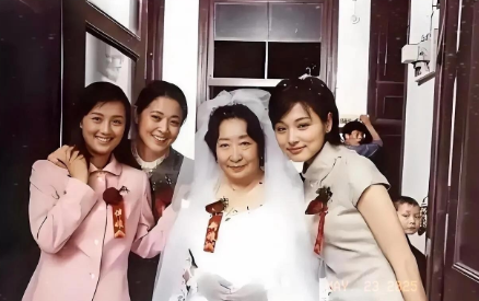 仔细瞧一瞧了之后才发现，最好看的不是主持人倪萍，而是她旁边的朱媛媛。这个素颜无医