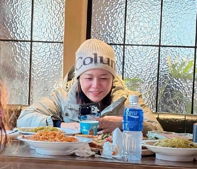 陈妍希在餐厅吃饭，素颜都好漂亮。​​​