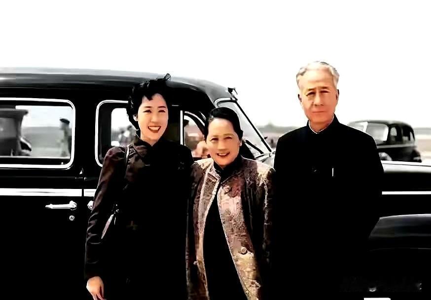 1957年的一张黑白合影，真有看头。画面里三位老前辈并肩坐着，神情从容、衣着朴
