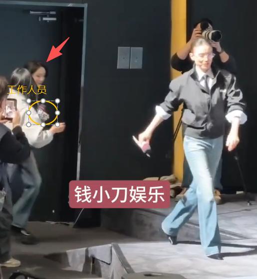 大家真的冤枉杨幂了，她没接话筒不是傲慢，而是真没看见啊。可以去看一下完整视