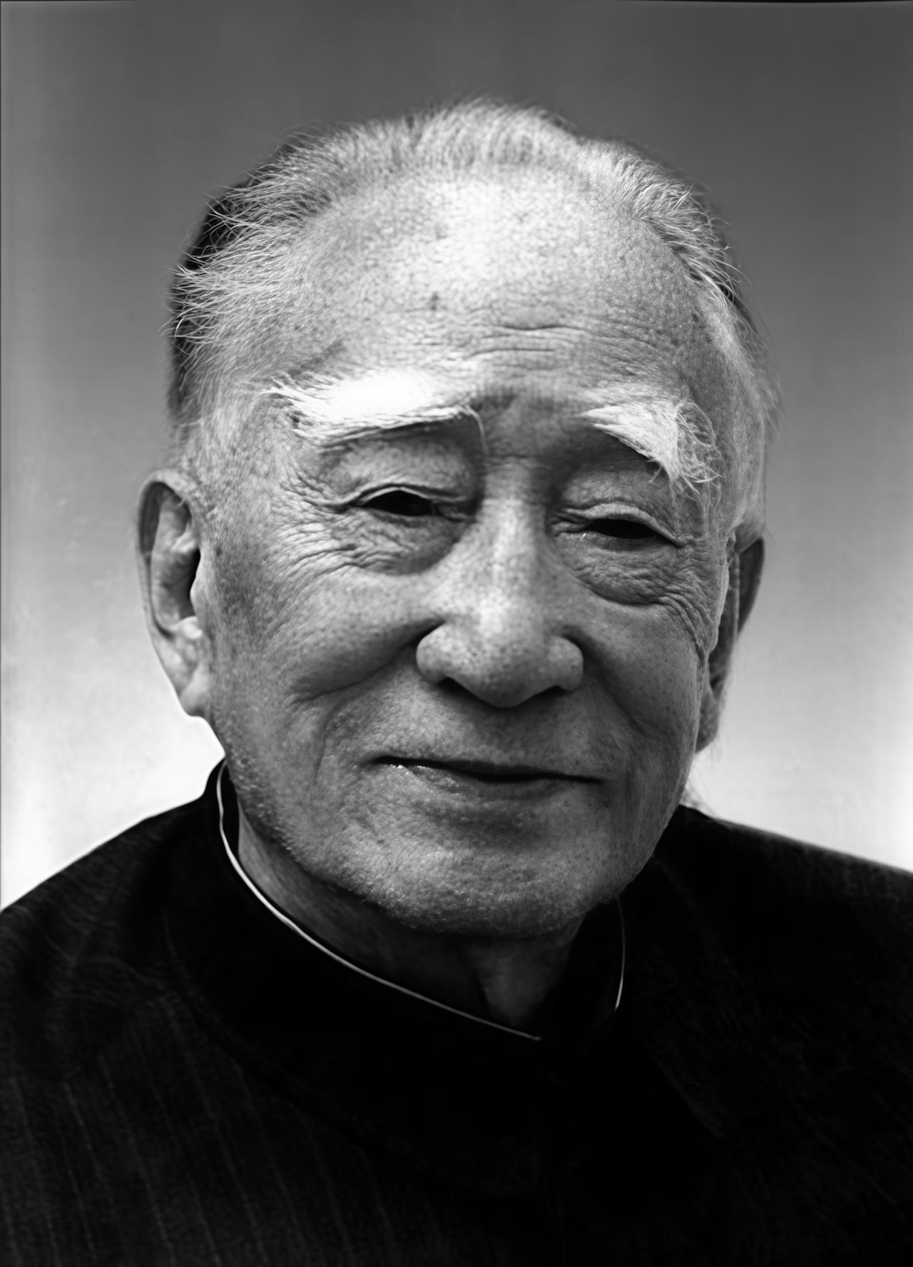 他是真正的三朝元老。在毛主席时代，他长期担任国务院副总理，还是新中国的首任财政部