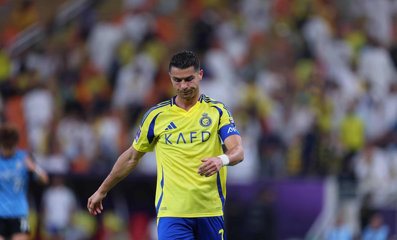 C罗摔了训练水瓶！35球金靴换不来一座奖杯连续两年亚军，11分差距像刀扎心