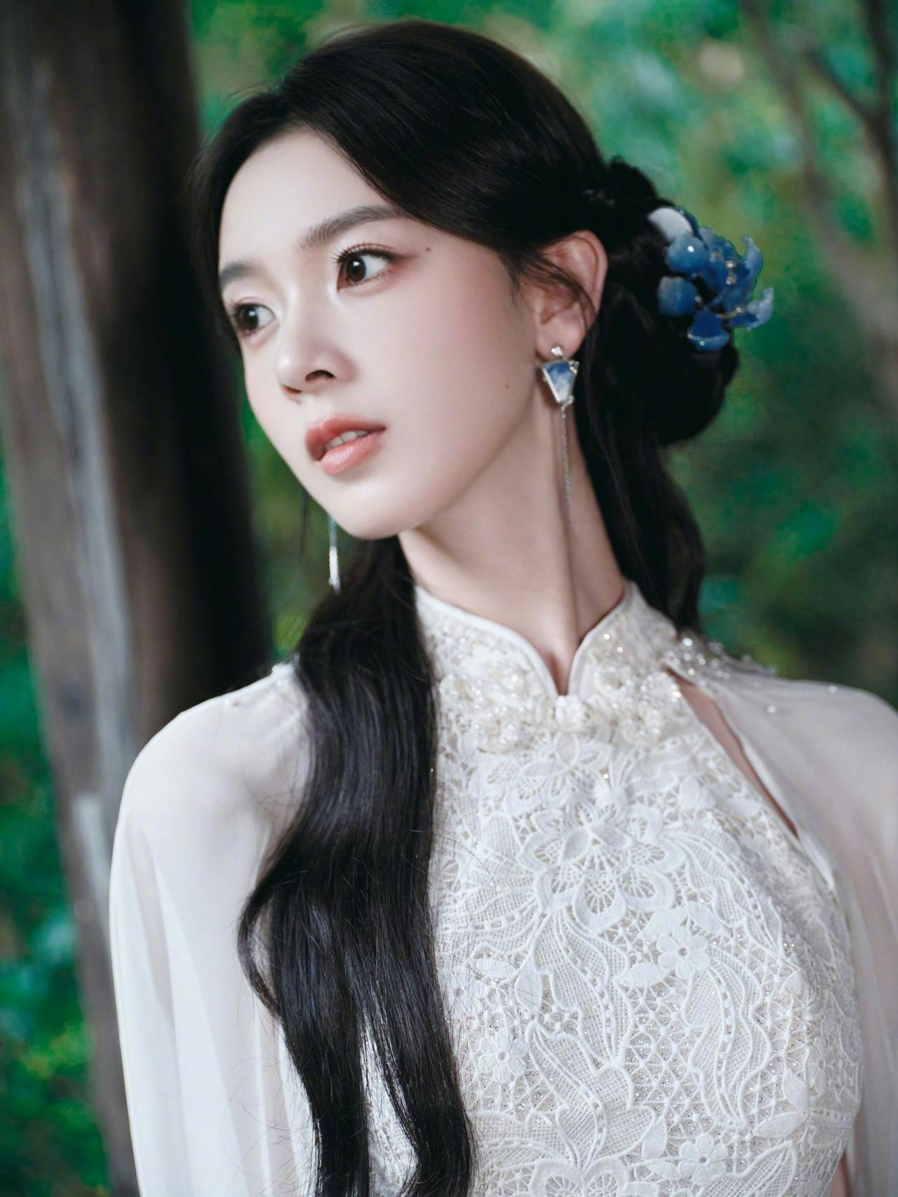 新中式蕾丝旗袍，陈瑶化身林间美人