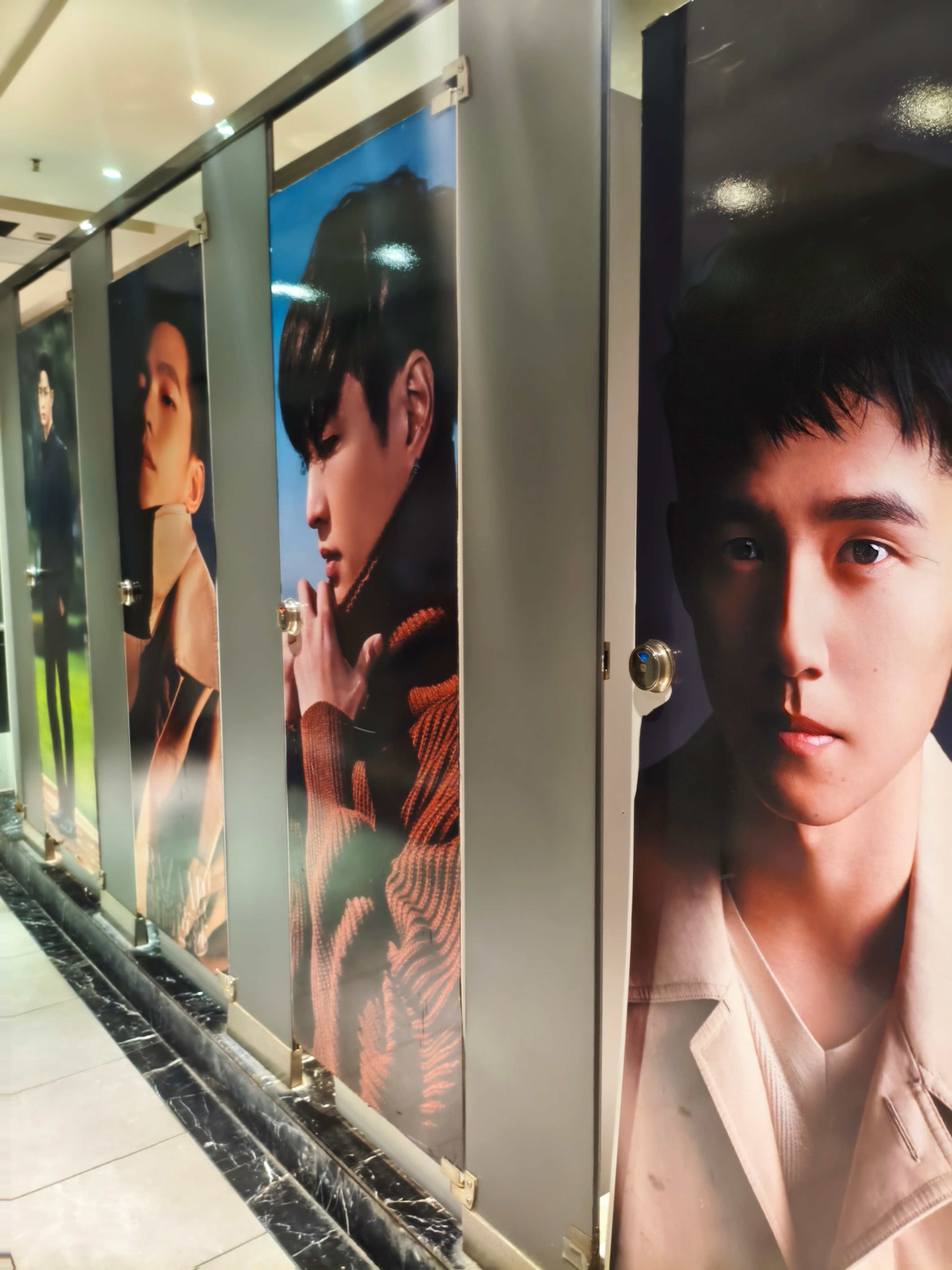 这个怎么说？商场女厕内巨大男性壁画被指低俗