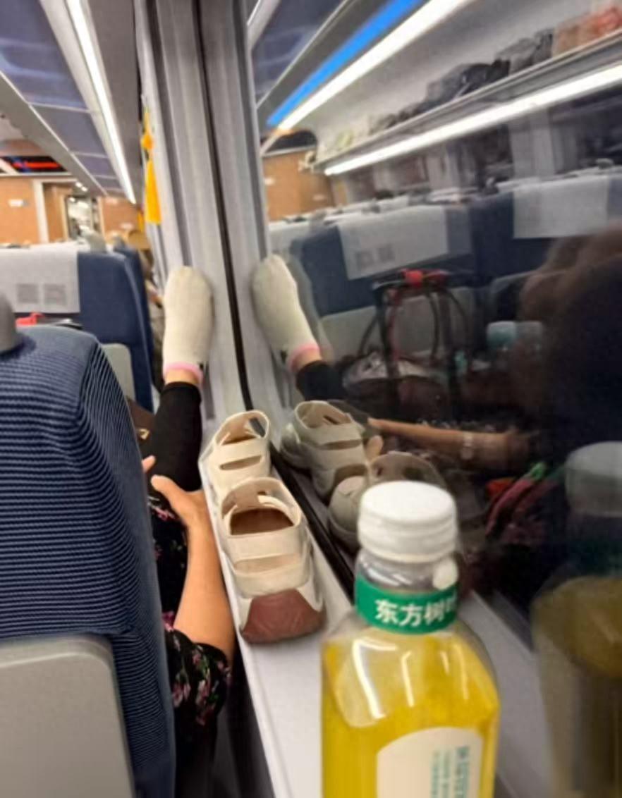 这就过分了！男子乘坐高铁，特意挑了个靠窗的位置，想着眯一会儿就到了。他刚把脑袋靠