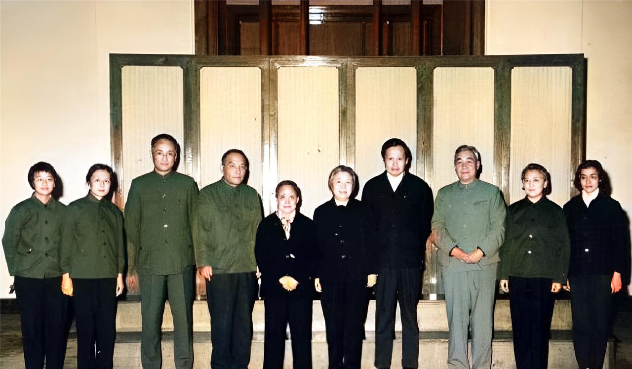 这是1976年4月15日邓妈妈在人民大会堂接见杨振宁一行人。站在邓妈妈身边的老人