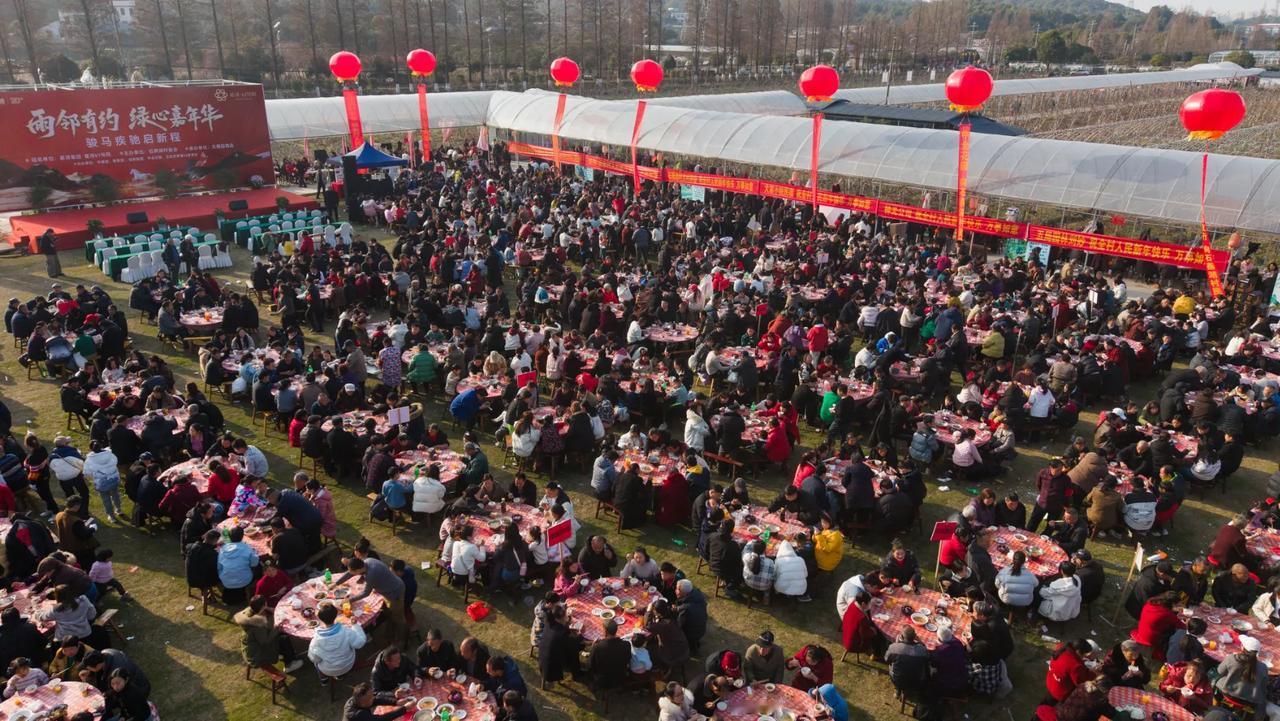 252桌围炉团圆近3000人共迎新春长沙石燕湖村村企同心宴叙乡情南方小