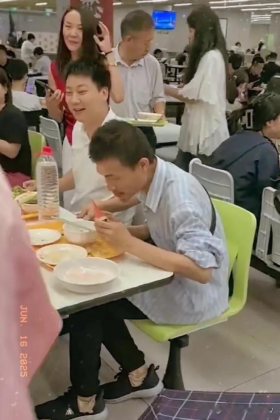 这些爱凑热闹的人真是无处不在，貌似北大食堂，韦东奕用餐过程中，一帮男女，有老的，