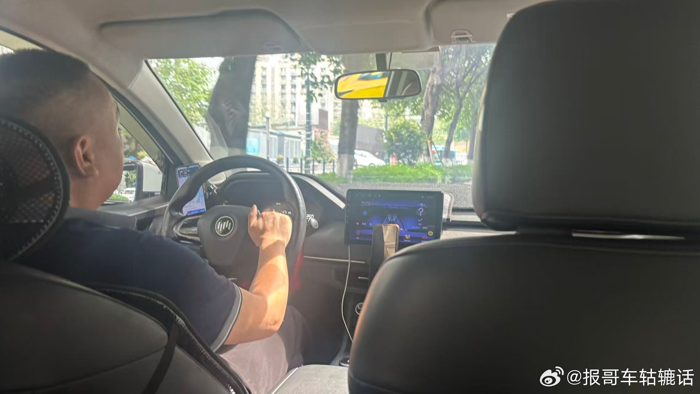 打了辆威马三厢版轿车，头一回啊。司机说这车2021年8月买的，当时裸车价格13万