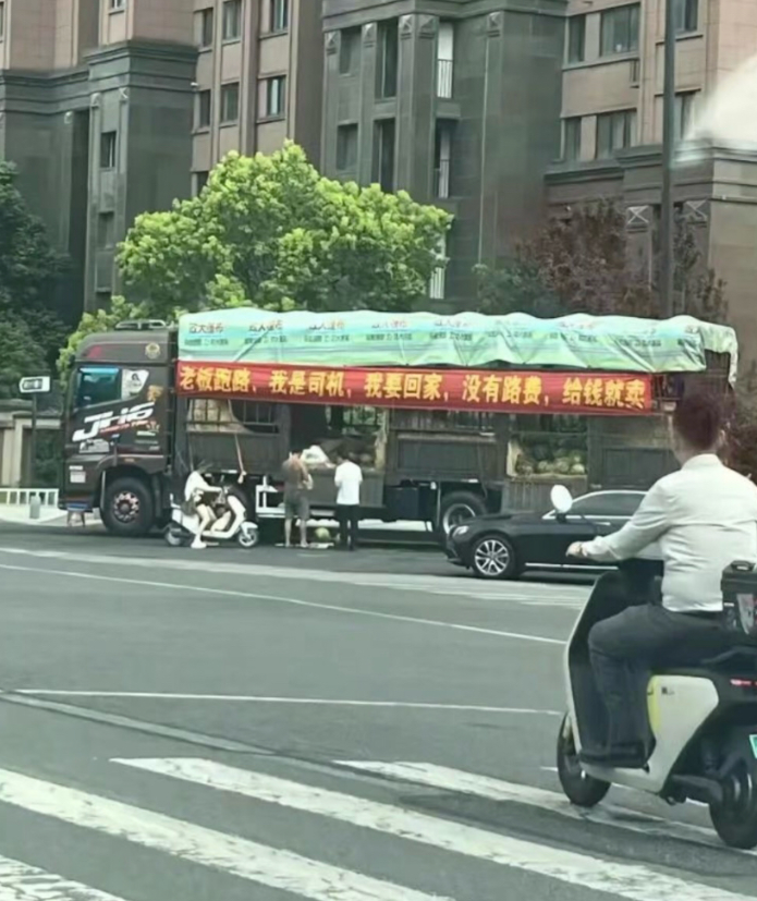 营销策略不错，一车菜很快卖完了