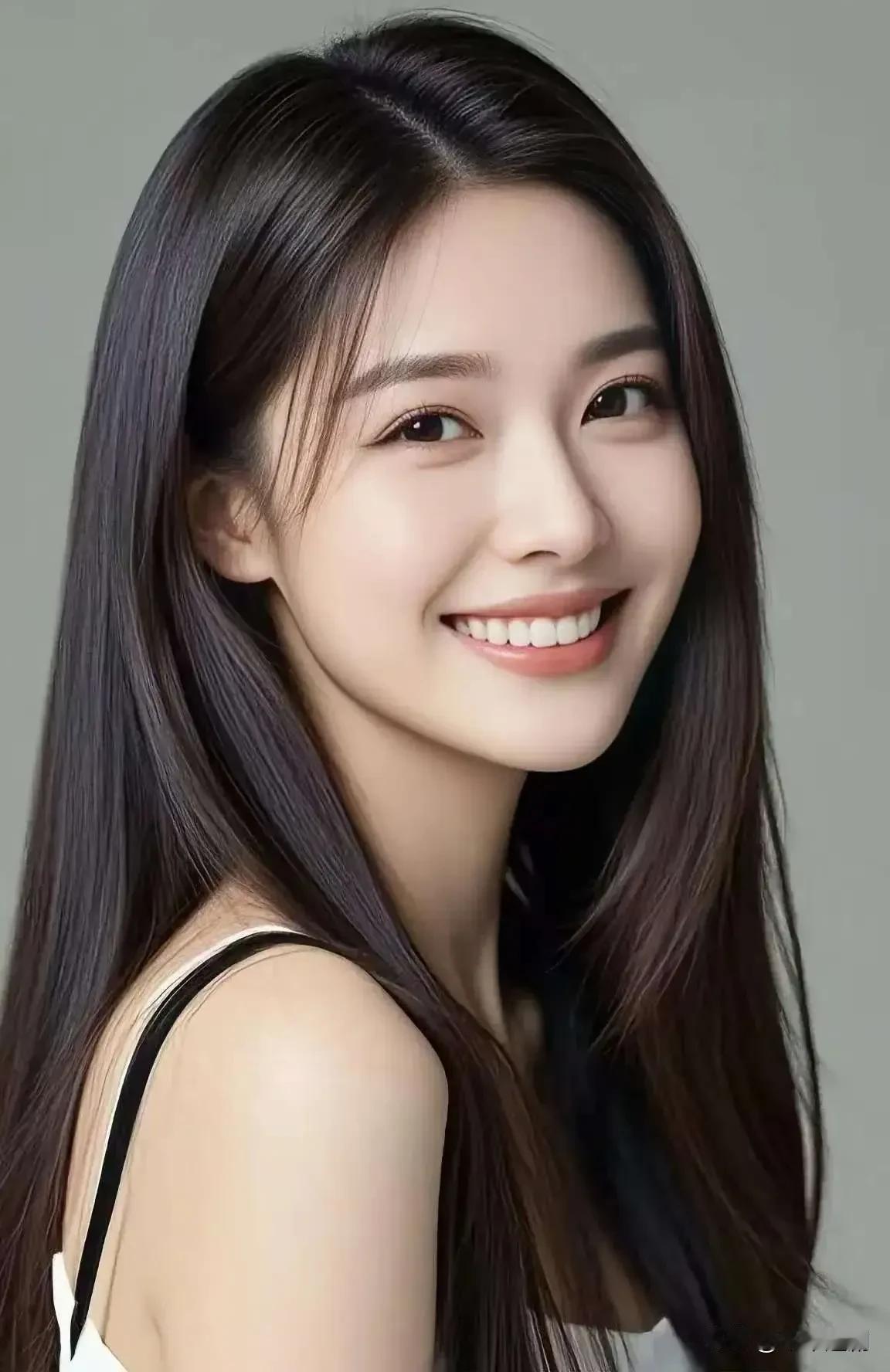 黑长发垂着温柔，笑靥漾开清甜的明媚温柔长发少女美少女感长发