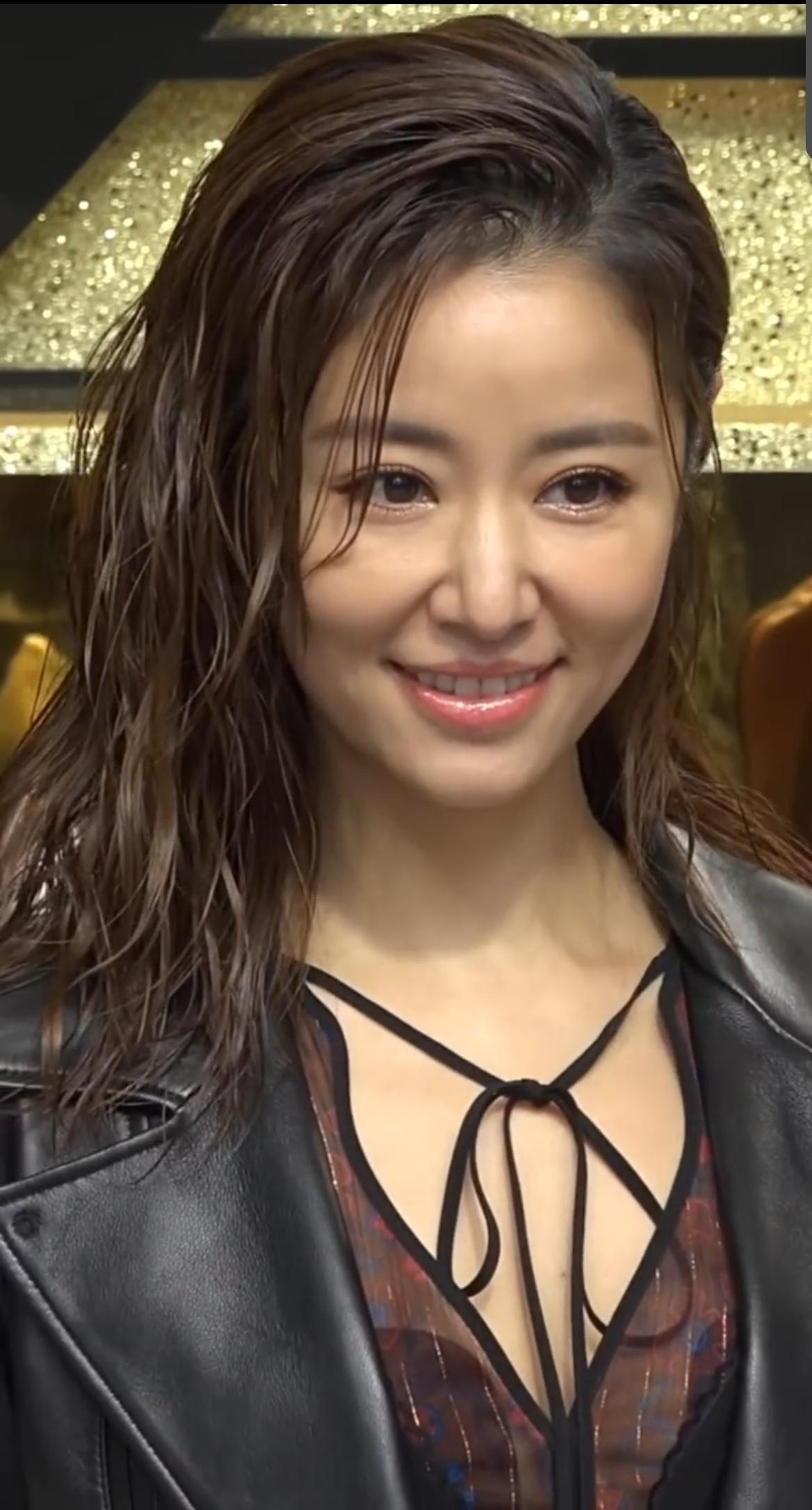 近50岁的林心如出席活动，笑起来还是这么明媚动人！