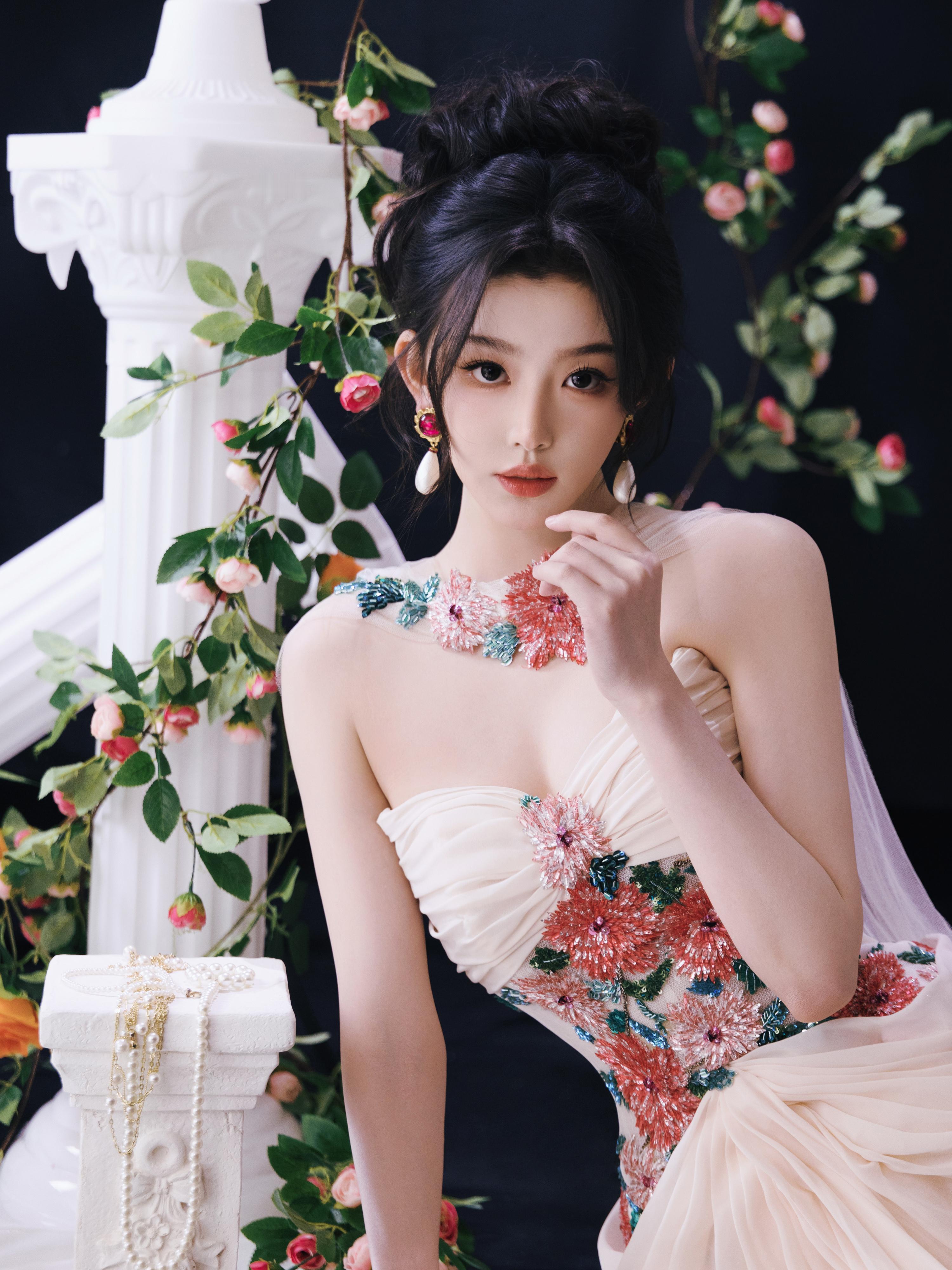 孔雪儿米白抹胸礼裙缀繁花刺绣，颈间花簇配饰呼应设计，浪漫又矜贵。孔雪儿演更坏