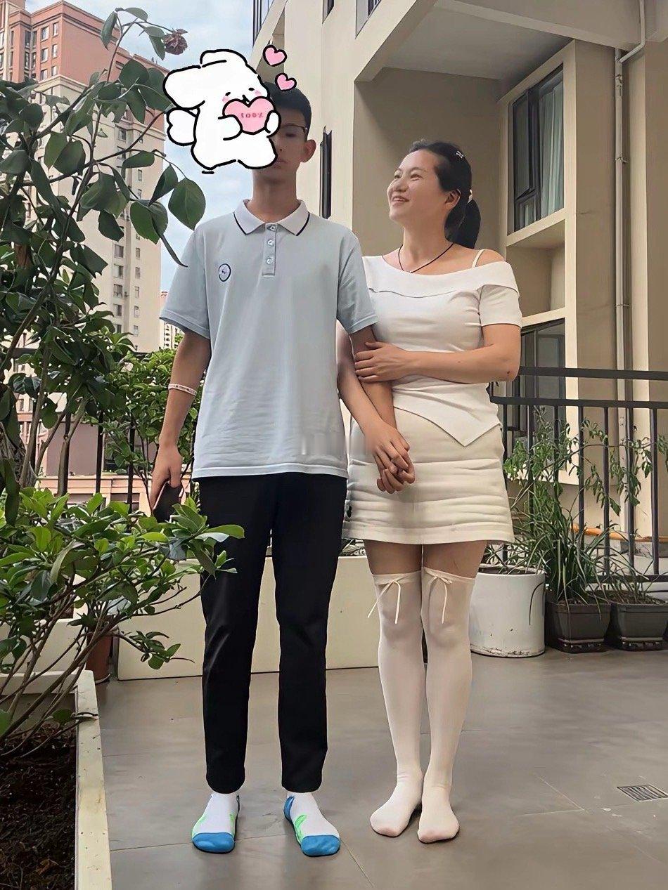 妈妈和儿子合照穿的不太体贴吧？