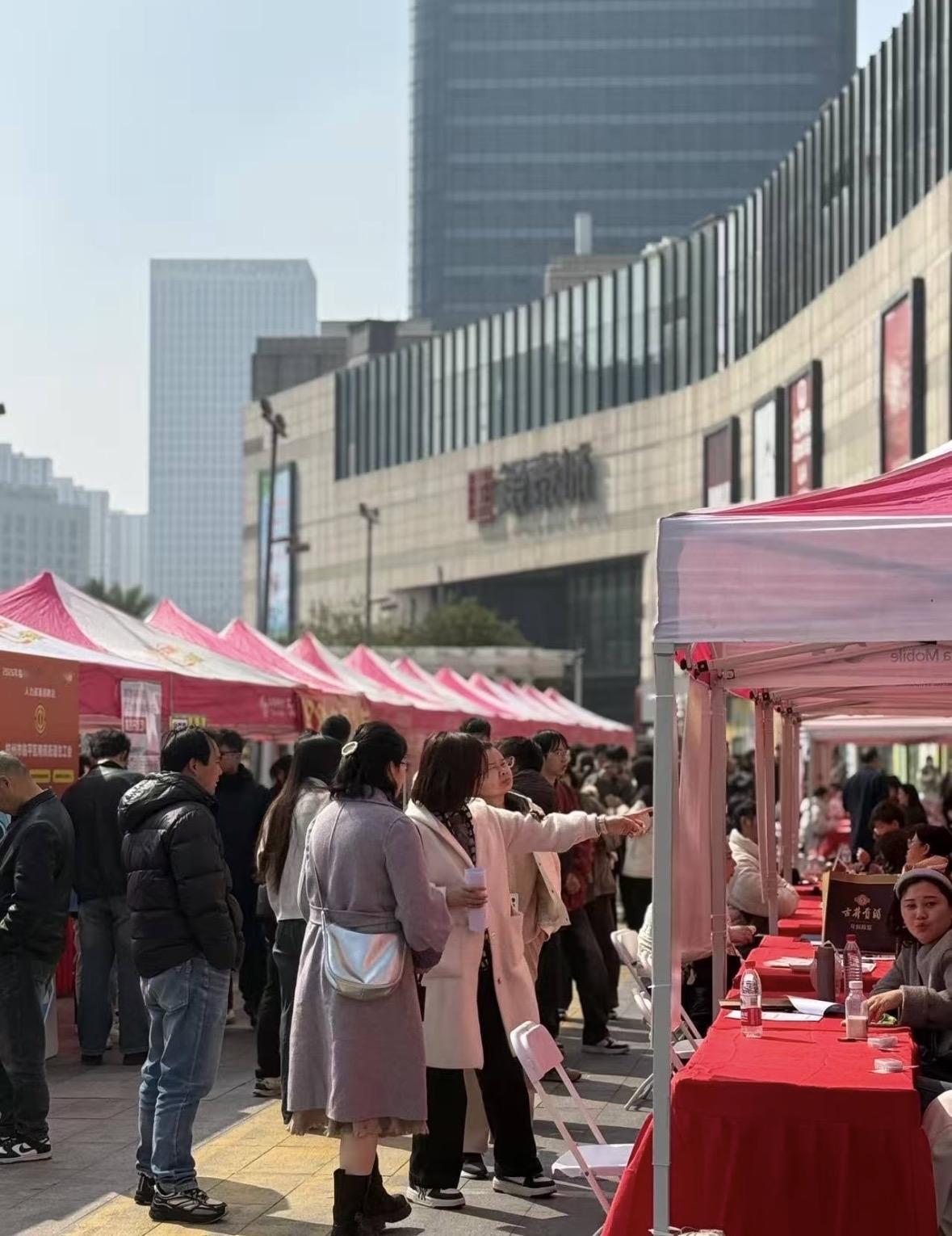 真的扎心了，42岁表姐，谈了一份工作4200块，交完五险一金到手3000出头，