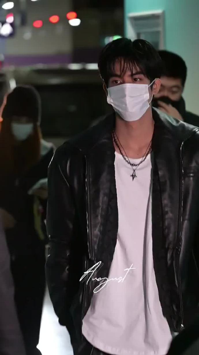 宋威龙赵今麦酷哥御姐上班了赵今麦追剧团黑大衣造型赵今麦追剧团黑大衣造型，宋威