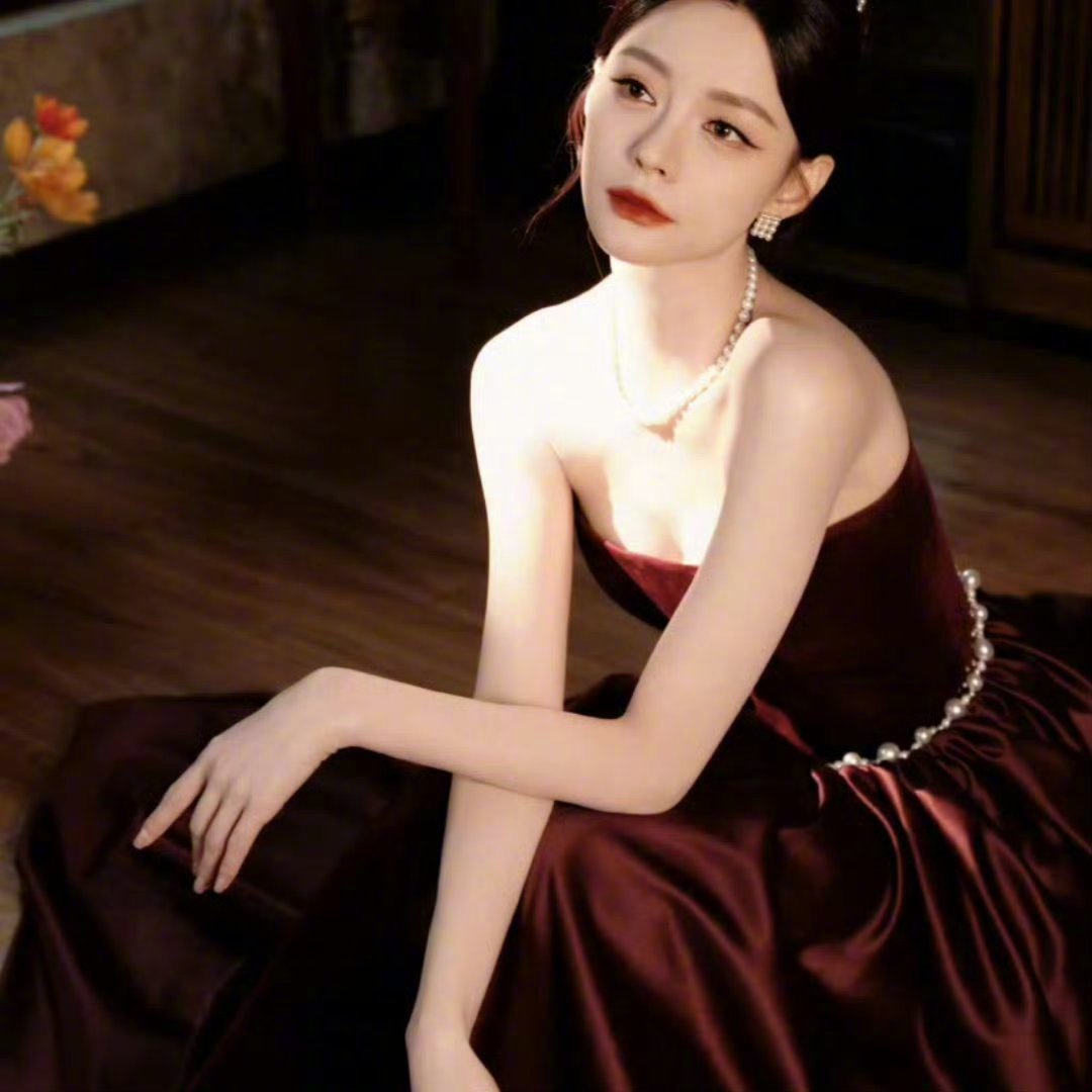 沈梦辰又美了沈梦辰的颜值真的是被低估了！往年直播截图，此女笑起来眉眼弯弯，红唇