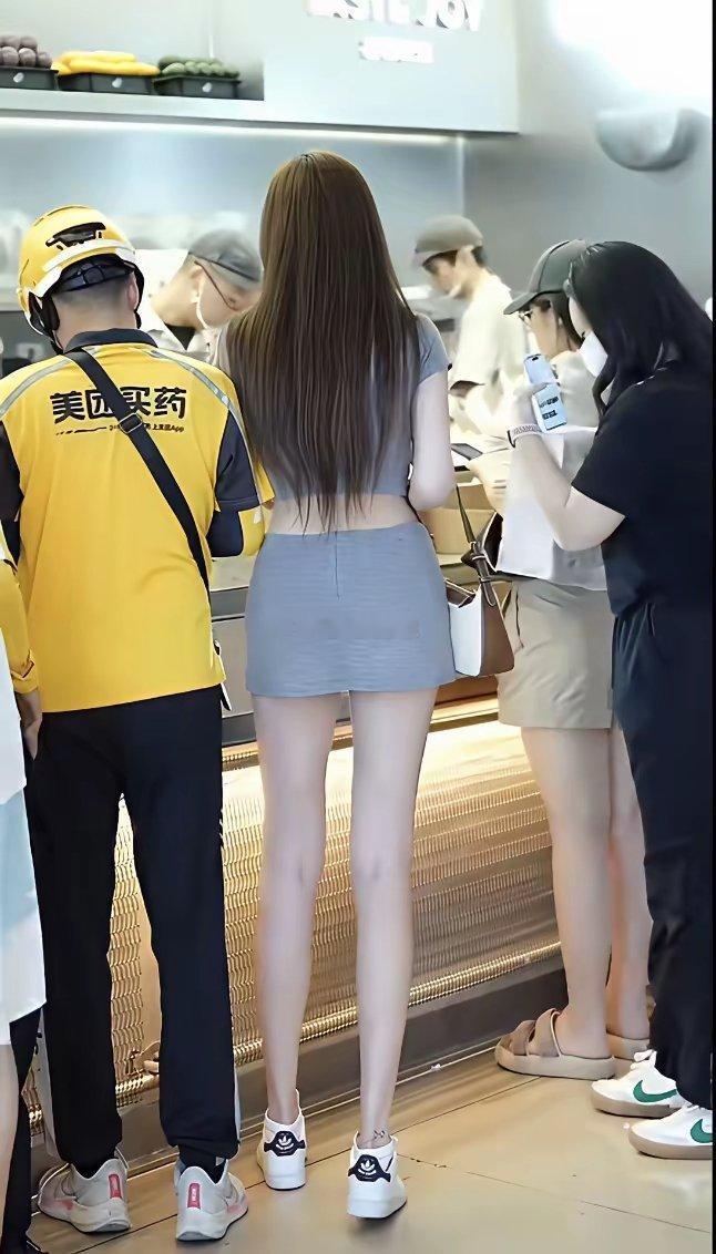 这腿这背影无敌了这就是鹤立鸡群​​​