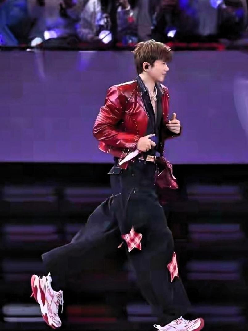 张杰用5亿投资，把鸟巢门槛焊死了24天。别人在鸟巢开演唱会，算的是6场回本还是